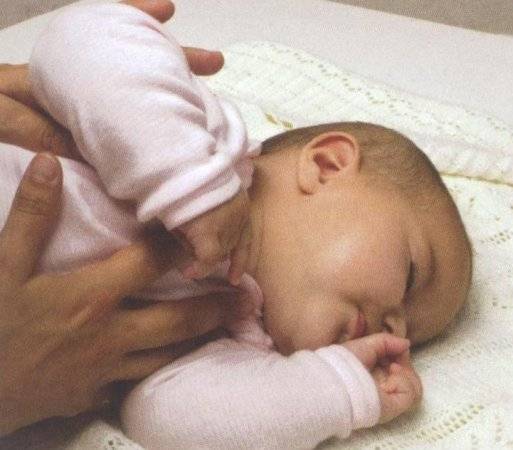Может ли грудничок захлебнуться слюнями, когда спит: как избежать опасности