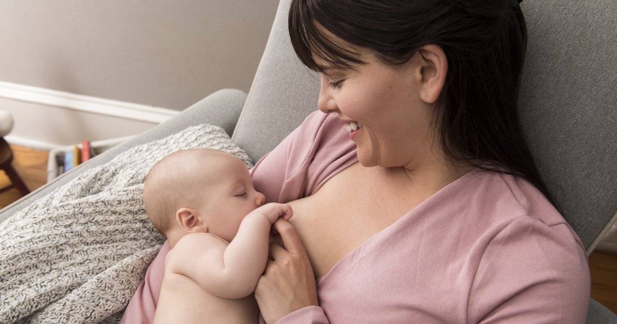 10 причин почему ребенок не берет грудь, нервничает и плачет, способы решения проблемы