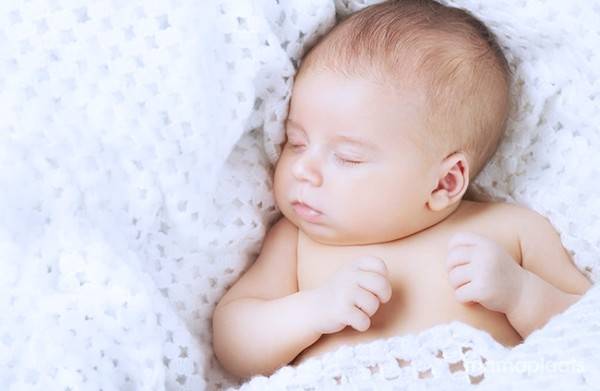 Причины вздрагивания ребенка во сне