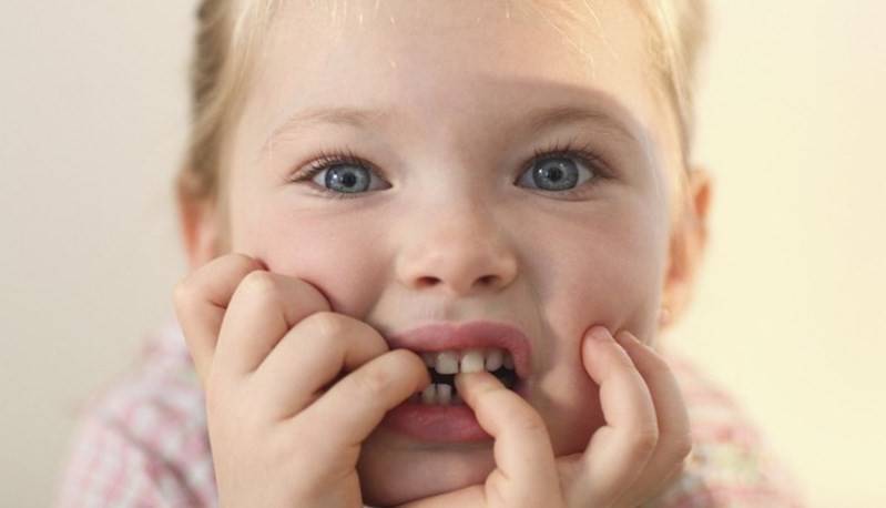 Как отучить ребенка сосать палец в 1-2 года: советы комаровского