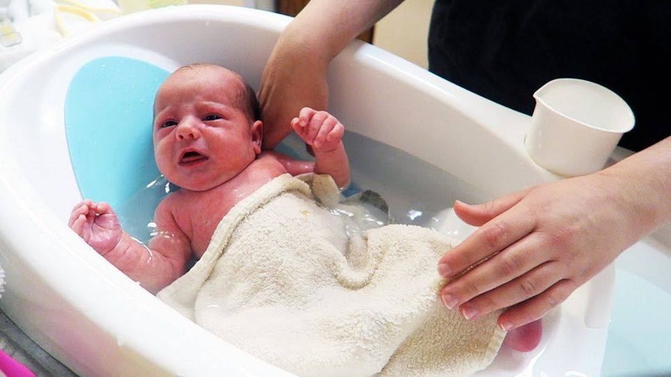 Купание новорожденного: как приготовить ванну?