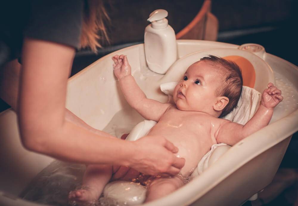 Инструкция: как купать новорожденного одной. что понадобится для процедуры?