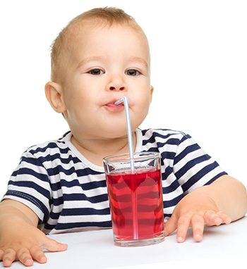 Как научить ребенка пить из кружки или поильника в 4 шага: 5 главных правил от детского психолога