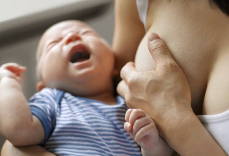 Почему ребенок не берет грудь, психует и плачет: 10 причин отказа и 4 способа решения проблемы