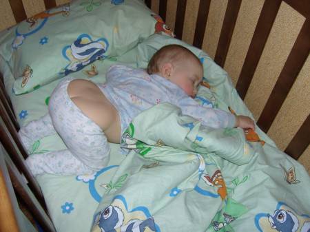 Ребенок 9 месяцев во сне переворачивается. план действий, если грудничок переворачивается во сне на живот и просыпается. можно ли грудничку спать на животе