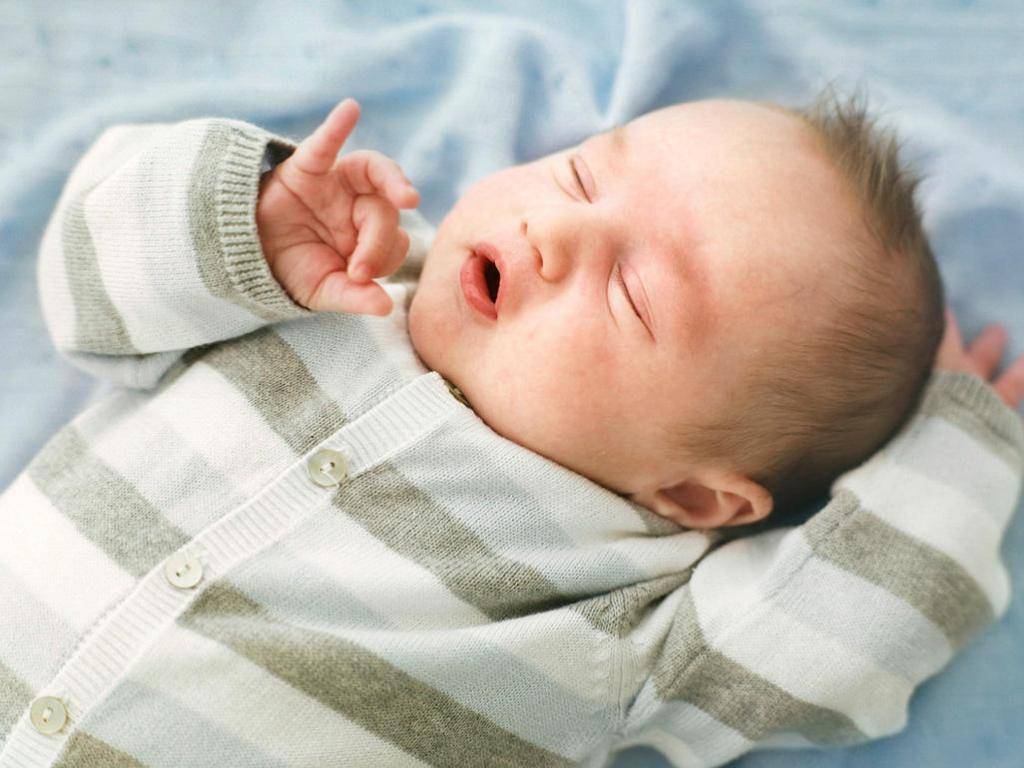 Новорожденный вздрагивает во сне, дергается: заболевание или норма