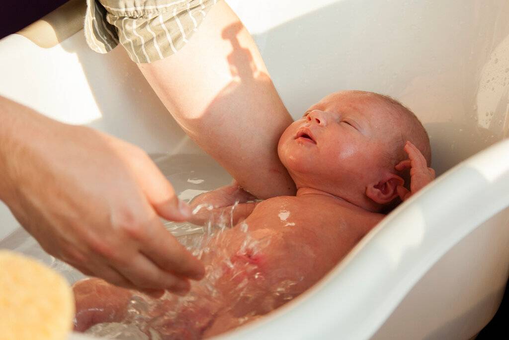Как купать новорожденного ребенка первый раз дома, видео. первое купание новорожденного дома - правила