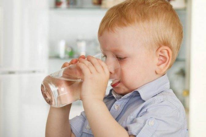 Ребенок пьет воду ночью: причины данного поведения, способы, как отучить малыша выпивать много жидкости в ночное время