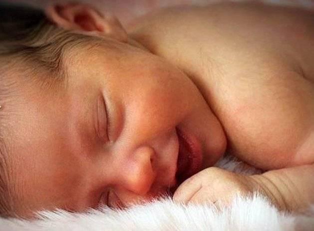 Новорожденный ребенок кряхтит во сне, младенец постоянное ерзает, грудничок очень ворочается: причины, почему малыш беспокойно спит в 1, 2, 3 месяца и много стонет