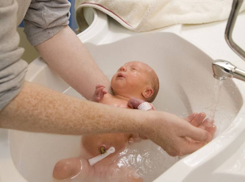 Как подмывать новорожденного мальчика: полезные советы