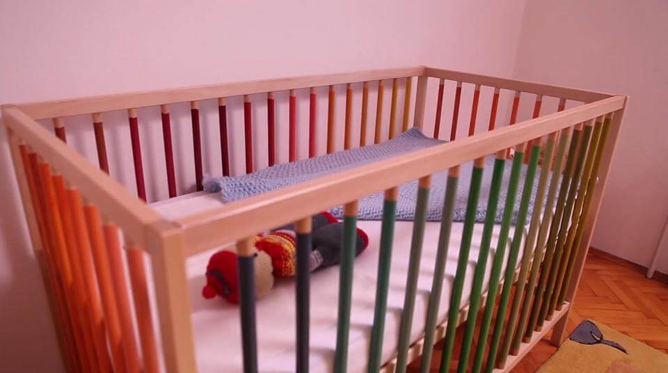 Выбор краски для детской кровати и технология окрашивания
