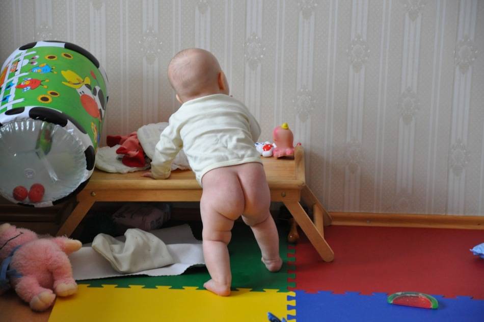 Как научить ребенка ползать на четвереньках в 5-6 месяцев