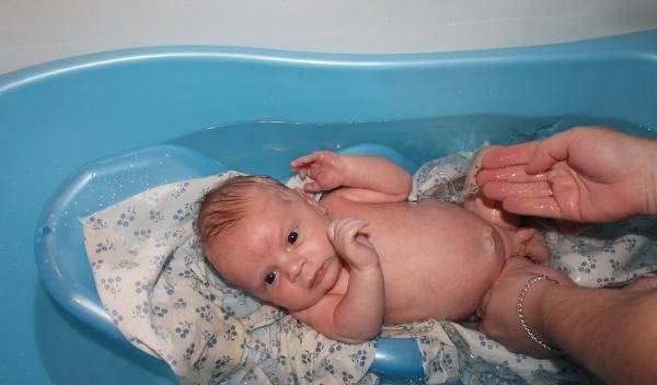 Сколько добавить марганцовки для купания новорожденных | мама супер!