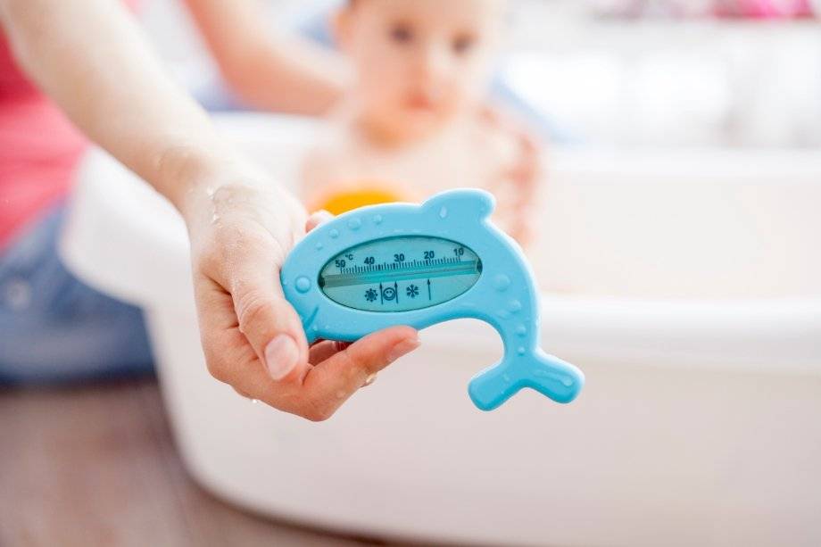 Как купать новорожденного ребенка. температура воды для купания новорожденного