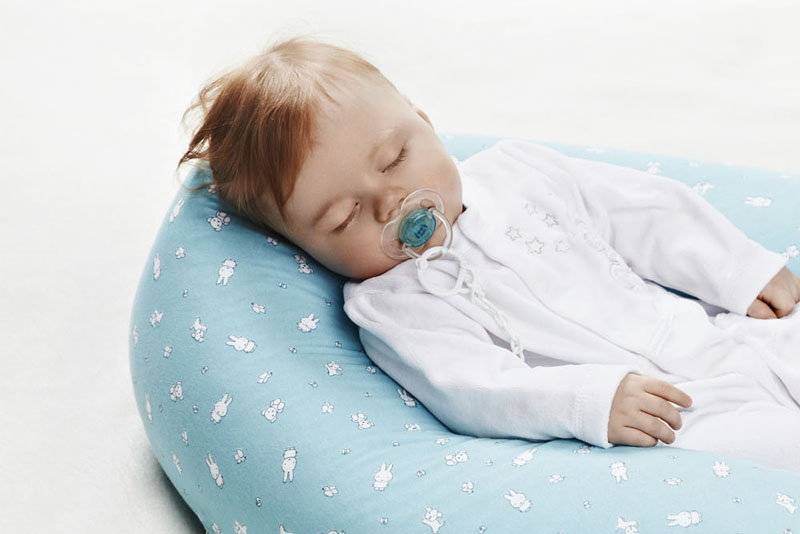 Когда ребенку можно спать на подушке, с какого возраста ее класть