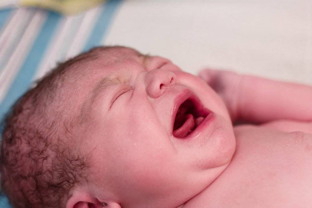 Младенец краснеет и тужится: основные причины и способы помощи