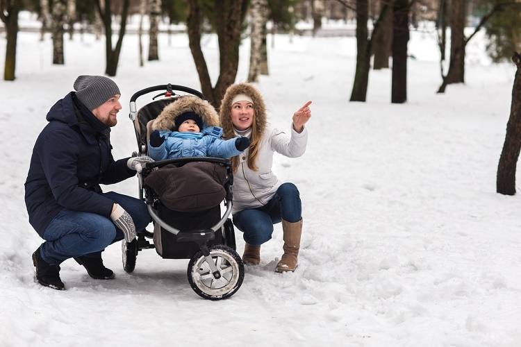 Можно ли гулять при температуре с ребенком на улице: основные правила прогулок