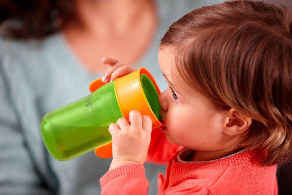 Как научить ребенка пить из чашки после бутылочки, поильника