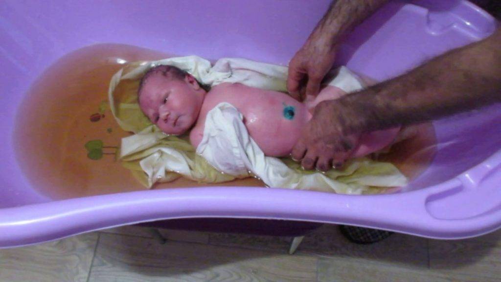 Первые дни после роддома: уход за малышом, первое купание, что делать с новорожденным, как обращаться после выписки