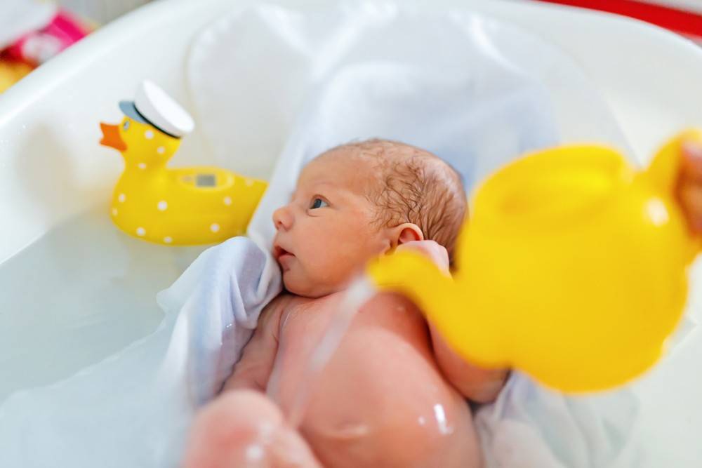 Ванна с ромашкой для новорожденного: когда требуется малышу, как заваривать цветы, чтобы купать грудничка, можно ли часто делать эту процедуру ребенку?