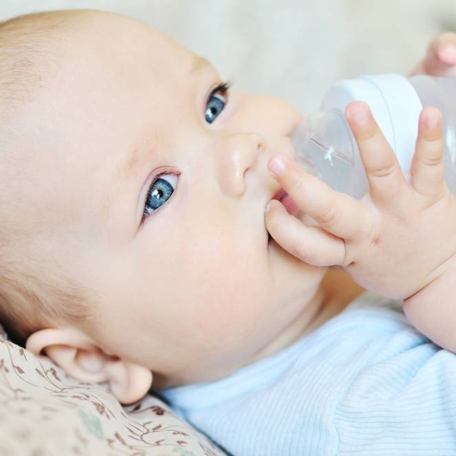 Когда можно давать воду новорождененному: рекомендации