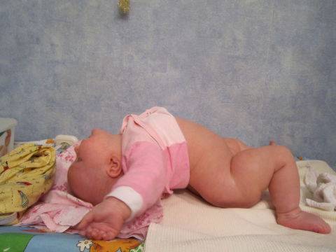 Почему новорожденный кряхтит и тужится во сне, после кормления (комаровский) - мытищинская городская детская поликлиника №4