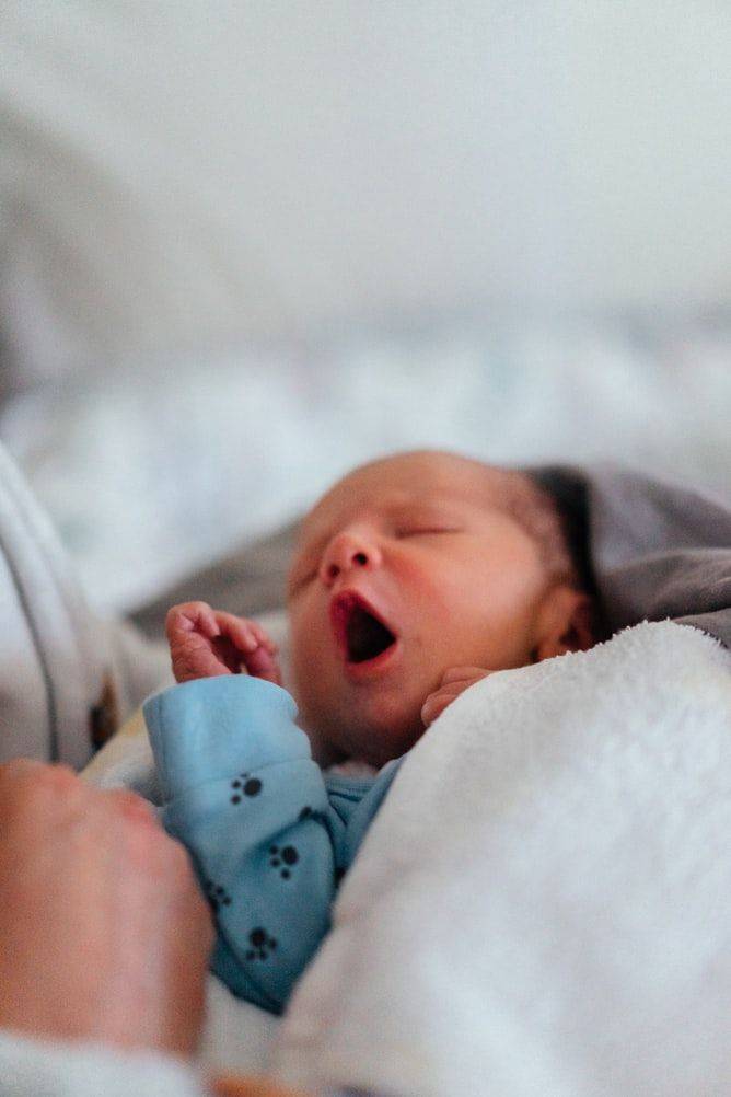 Ребенок дергается когда засыпает: причины и способы устранения
