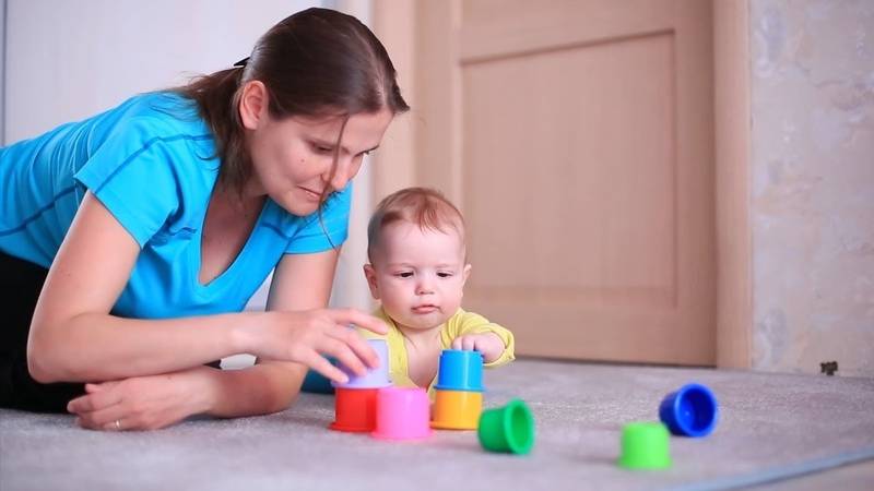 Развитие ребенка в 6 месяцев девочки: нормы, как родителям развивать малышку