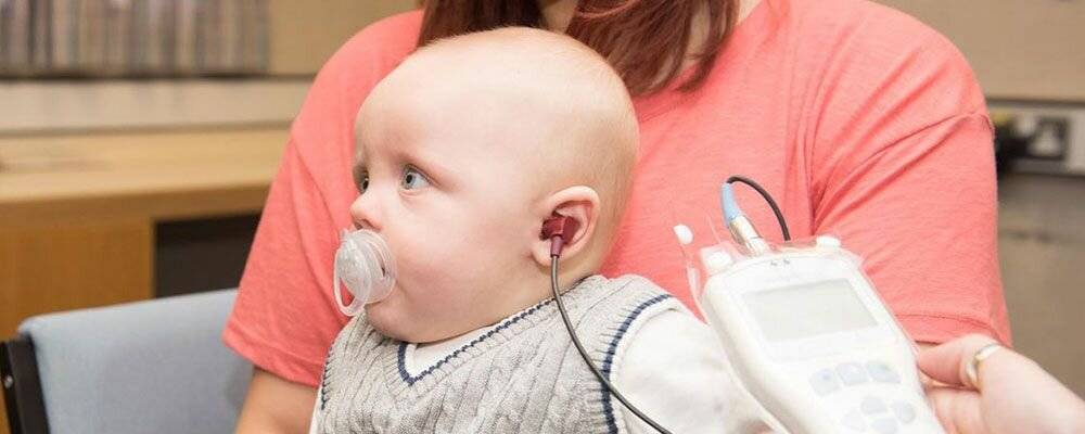 Как проверить слух у новорожденных в роддоме и самостоятельно: методы исследования и результаты