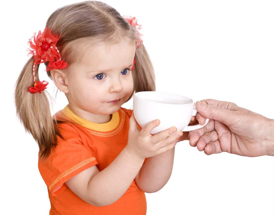 Как быстро и легко научить ребенка пить из кружки?