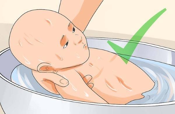 Что делать, если грудничку попала вода в уши