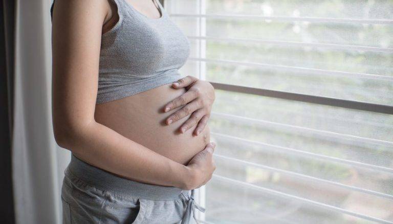 Большой живот при беременности: почему быстро растет на ранних или поздних сроках?