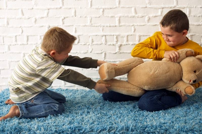 5 простых объяснений, почему малыш ломает свои игрушки - kpoxa.info