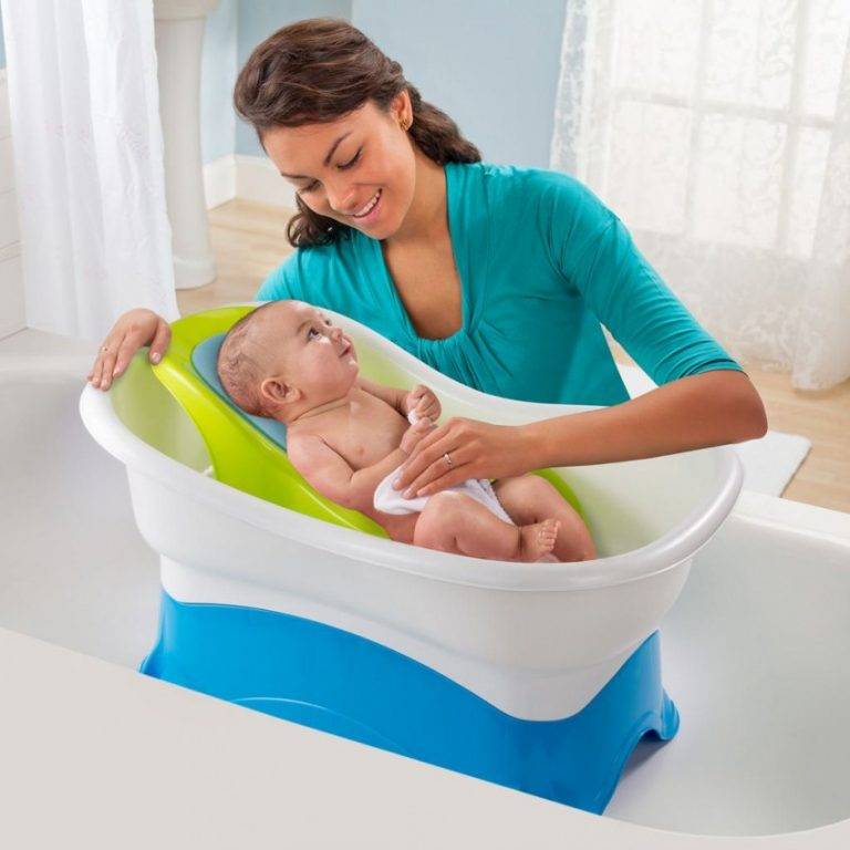 Как держать новорожденного при купании и как правильно купать грудничка