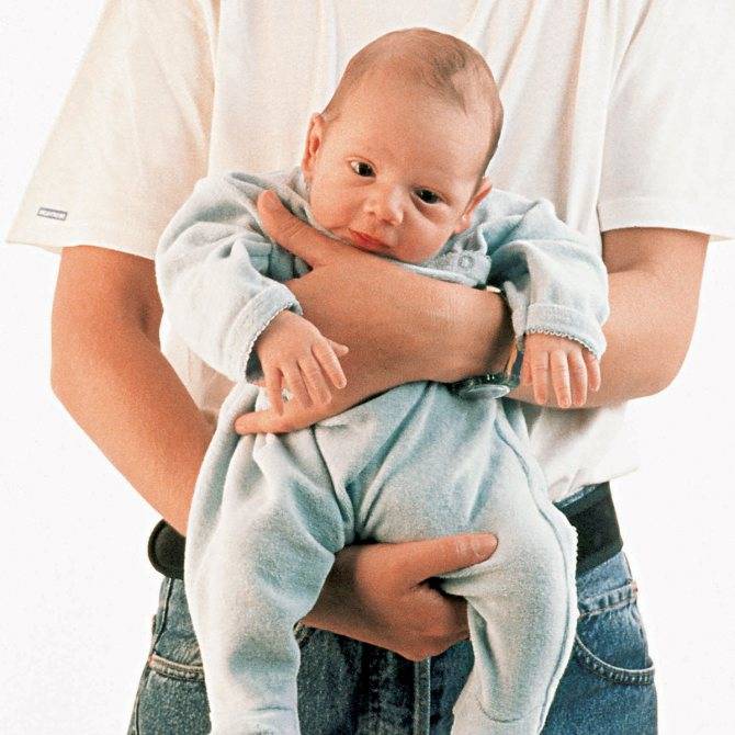 Как можно держать ребенка на руках в 1, 2, 3, 4 и 5 месяцев: правила и позы