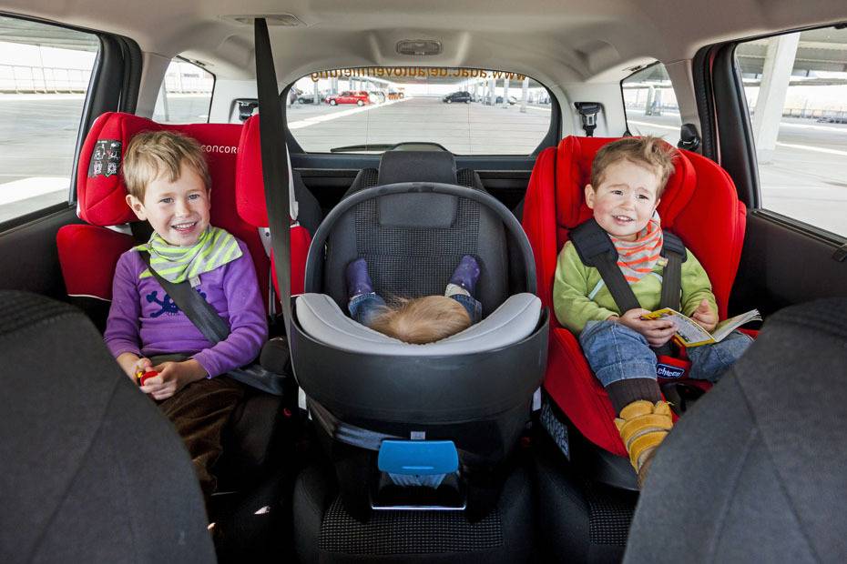 Как правильно перевозить новорожденных детей в легковом автомобиле