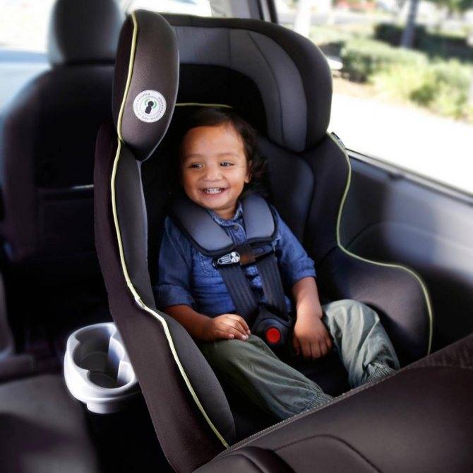 С какого возраста можно перевозить ребенка в бескаркасном автомобильном кресле и нужно ли: все “за и против” - юридическая помощь