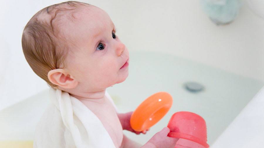Почему ребенок плачет после купания: причины истерик у новорожденных и грудничков