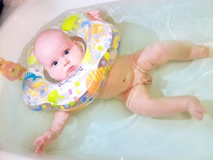 Круг для купания новорожденных – со скольки месяцев применять?