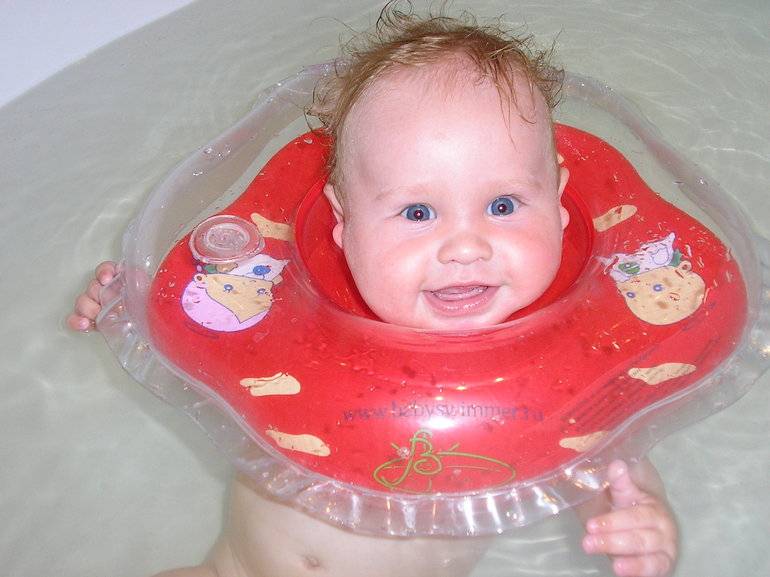 Круг для купания новорожденных: зачем нужен и как применять?