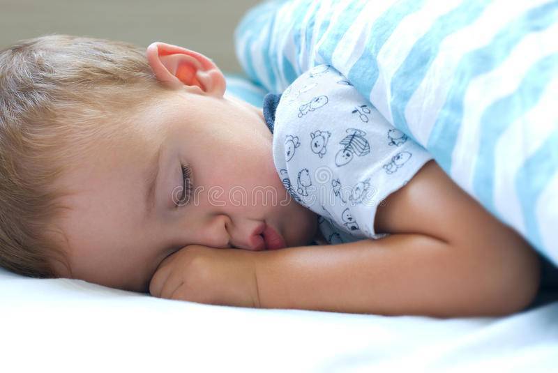 Почему потеет голова у ребенка во сне