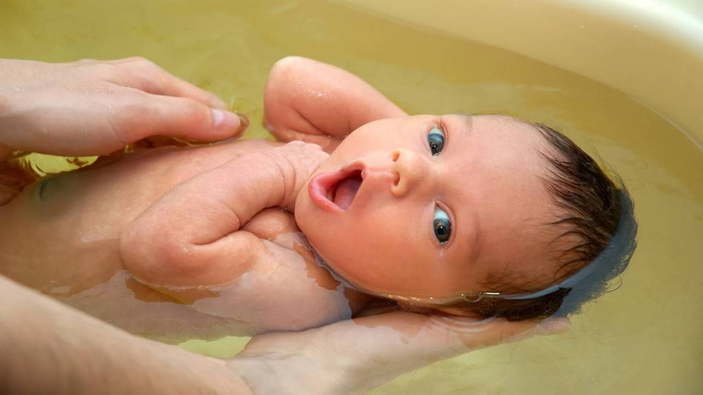 Можно ли купать ребенка после прививок акдс и полиомиелита: через сколько дней разрешены водные процедуры грудничку, когда еще нельзя это делать при вакцинации?