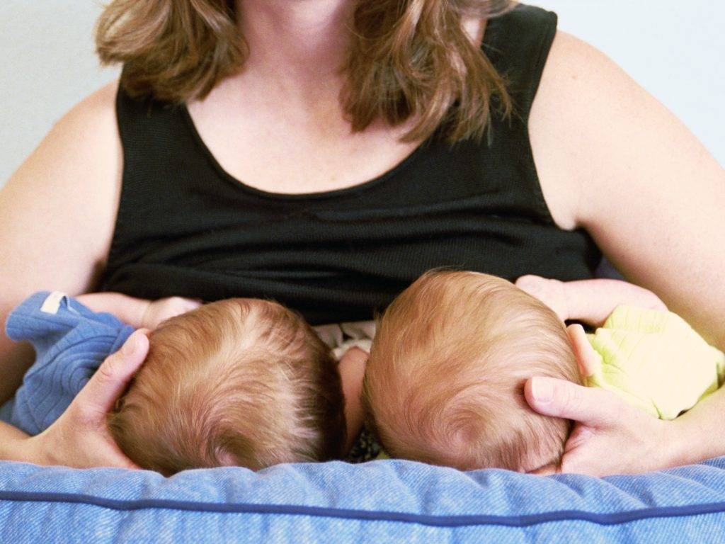 Кормление грудью: двойняшки. жизненная история: кормление новорожденных двойняшек