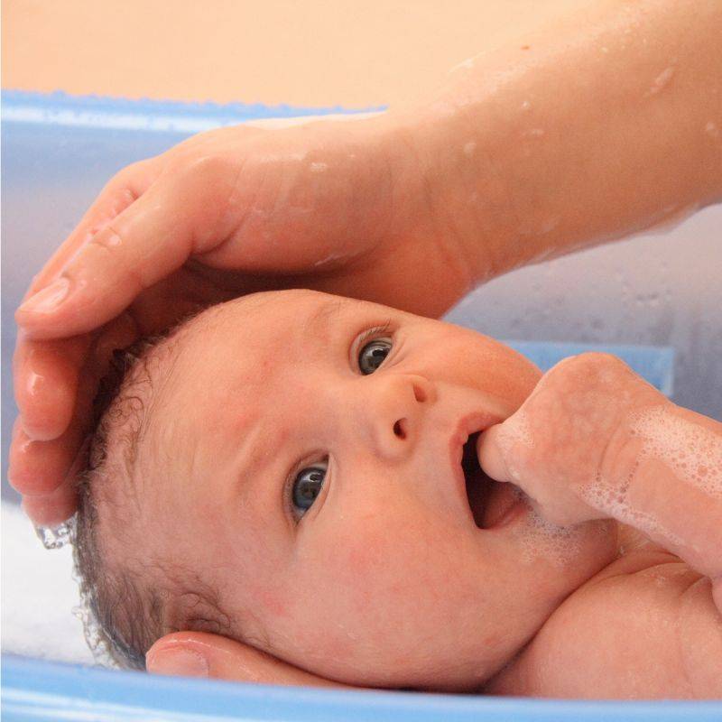 Как держать новорожденного при купании и как правильно купать грудничка
