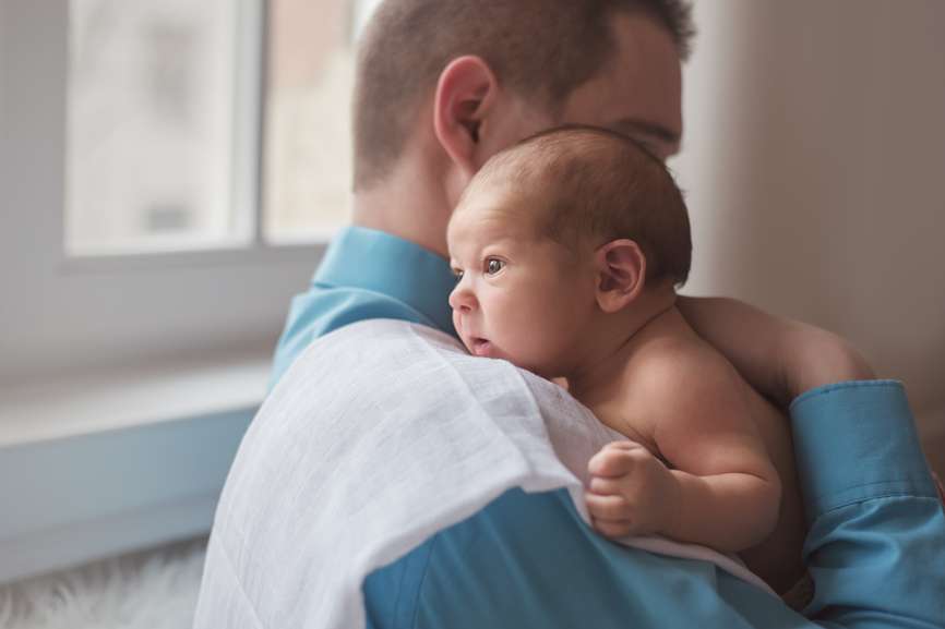 Новорожденный ребенок срыгивает творожистой массой: причины срыгивания после кормления