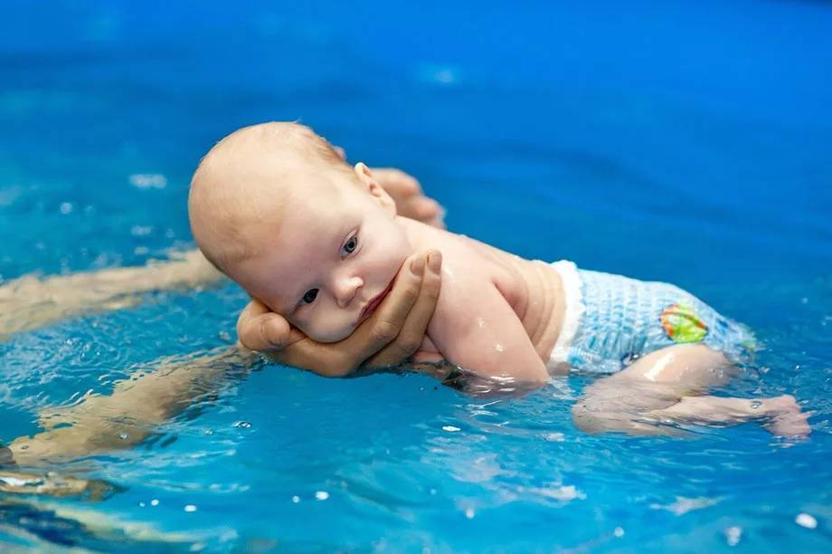 Как научить плавать грудничка дома в ванной: обучение новорожденного, как нырять