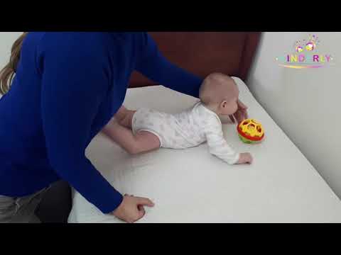 Как научить ребенка переворачиваться с живота на спину (Комаровский)
