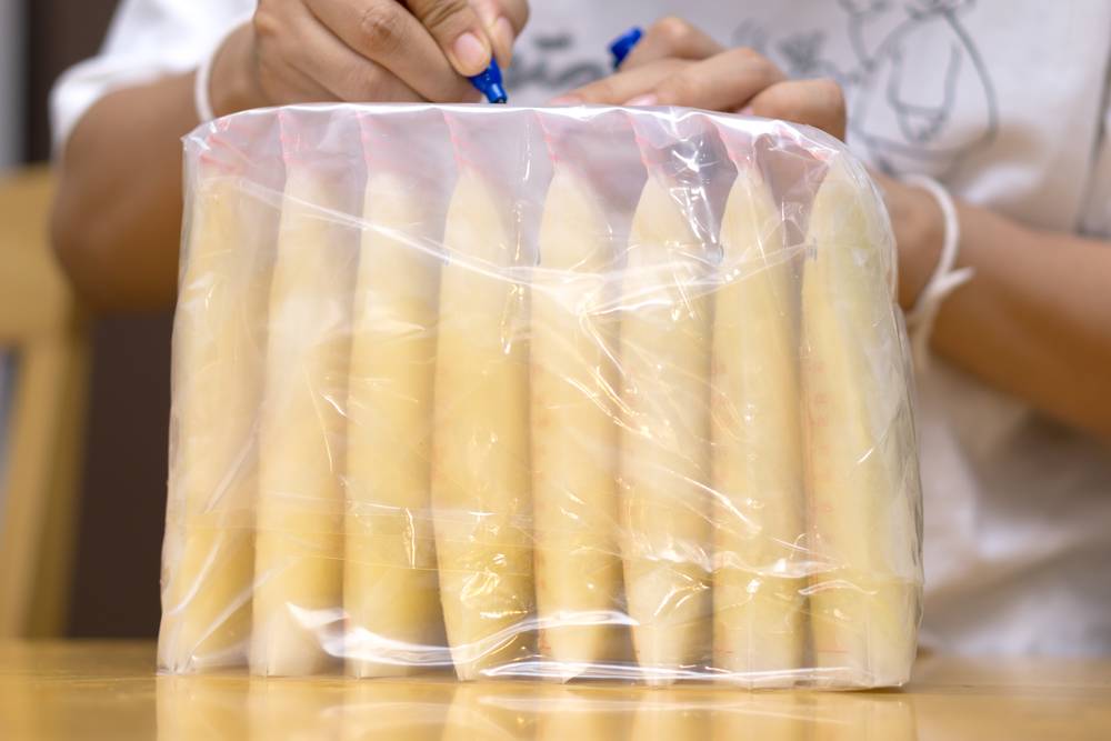 Как выбрать пакеты для заморозки грудного молока?