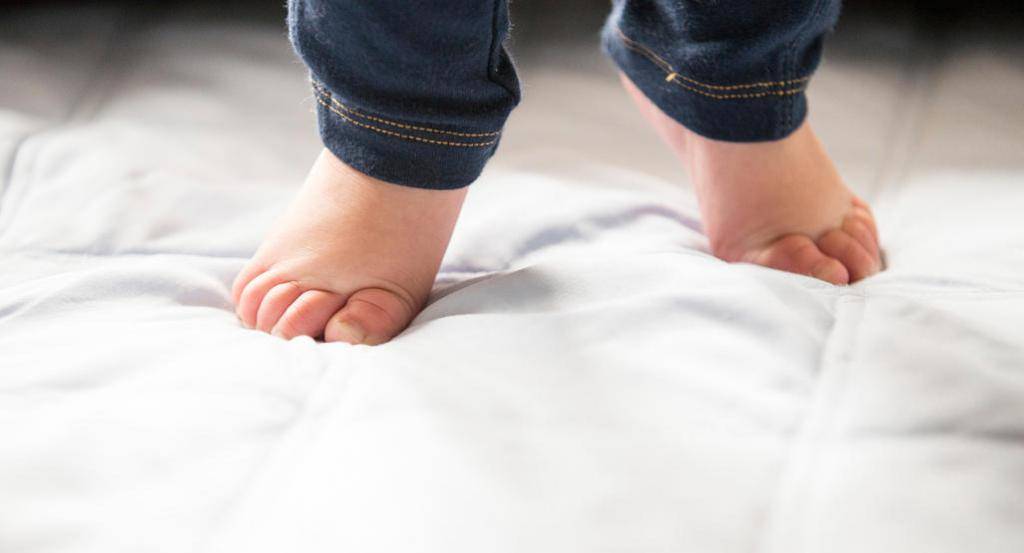 Ребенок ходит на носочках: причины и варианты решения проблемы