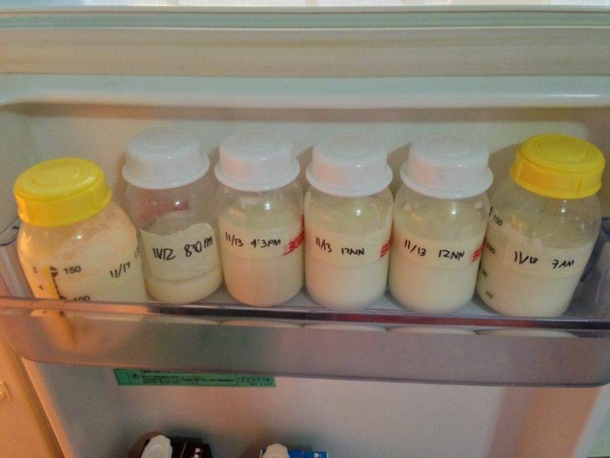 Как кормить ребенка сцеженным молоком, если мама на работе